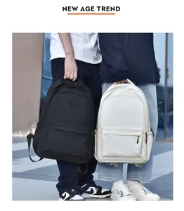 Détail de sacs à dos en nylon haute densité noir et beige avec compartiments zippés