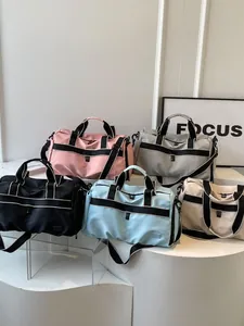Minimalistische Reisetaschen in fünf Farben mit großem Fassungsvermögen und Gurten