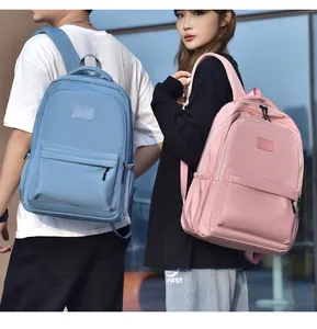 Vue extérieure de sacs à dos légers bleu ciel et rose avec design à poches multiples