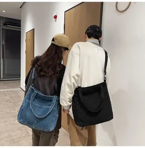 Dettaglio delle borse tote in denim blu e tela nera con tracolla ampia e regolabile