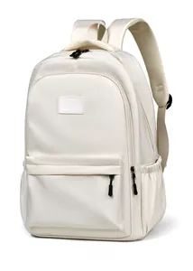 Détail d'un sac à dos crème minimaliste avec bretelles en mesh alvéolé respirant