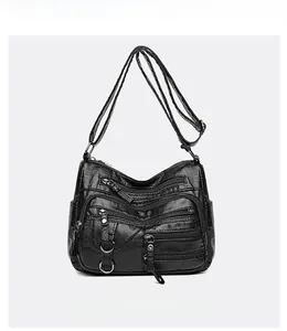 Détail du sac cabas en cuir PU noir avec fermetures argentées et multiples compartiments