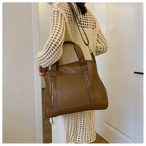Sac fourre-tout en cuir souple marron vintage avec fermetures éclair sur l'épaule