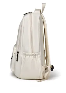 Vue latérale du sac à dos beige montrant les compartiments et les bretelles en maille