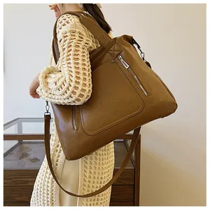 Détails du sac fourre-tout en similicuir marron avec fermetures éclair et bandoulière large