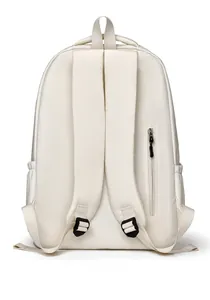 Détails du dos d'un sac à dos crème avec une poche zippée antivol et des bretelles