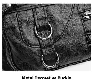 Vue macro du cuir grainé noir avec des boucles décoratives en métal argenté brillant