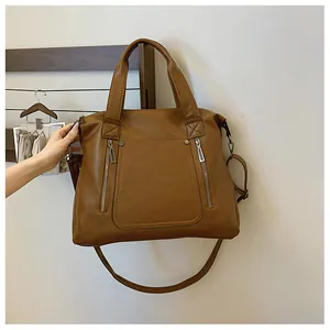 Détail du sac cabas vintage en cuir PU marron avec doubles poches à fermeture éclair