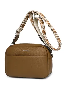 Sac bandoulière minimaliste en cuir grainé marron avec large sangle tissée