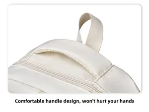 Détail de la poignée rembourrée et des coutures sur un sac à dos beige moderne