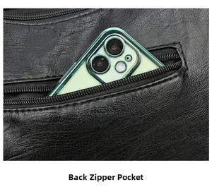 Détail de la poche arrière zippée sur un cabas noir en similicuir grainé avec un téléphone