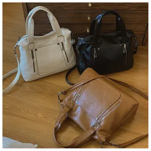 Détail des cabas vintage en cuir souple disponibles en crème, noir et marron terreux