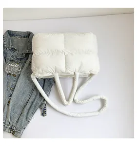 Détail du sac cabas matelassé blanc avec bandoulière et poignée rembourrée souple