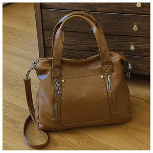 Détail du sac cabas vintage camel avec fermetures éclair en métal et similicuir souple