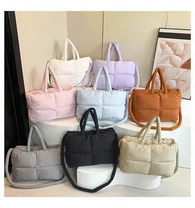 Détails des sacs fourre-tout matelassés disponibles en huit couleurs variées et vives