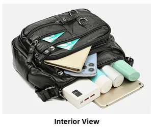 Vue intérieure du grand sac noir avec de nombreuses poches zippées et un grand rangement