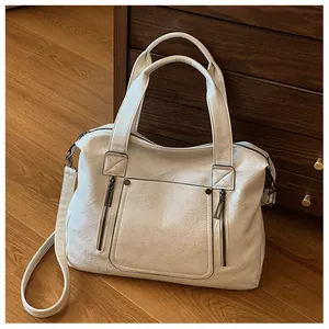 Détail du sac cabas blanc en cuir PU avec texture naturelle et poche avant zippée