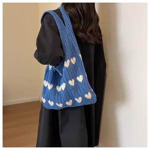 Detailansicht der blauen Strick-Einkaufstasche mit Herzmuster und Webstruktur