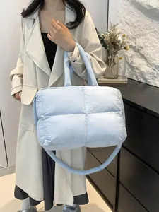 Sac fourre-tout matelassé bleu clair avec large bandoulière et design bouffant