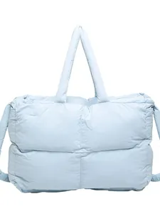 Sac cabas matelassé bleu clair avec poignées rembourrées pour mode d'hiver