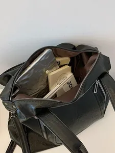 Grand sac cabas vintage en simili cuir noir montrant l'espace pour tablette et livres