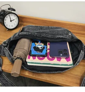 Binnenaanzicht van de vintage denim borsttas met ruimte voor telefoon en paraplu