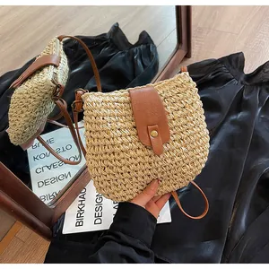 Vue miroir détaillée d'un sac bandoulière en paille avec rabat cuir et boucle dorée
