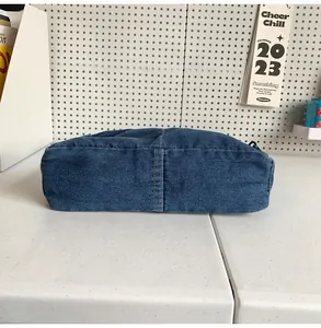 Dettaglio della doppia cucitura resistente sul fondo di questa borsa tote in denim