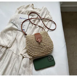 Détail du sac bandoulière en paille tissé à la main avec lanière en cuir et fermoir