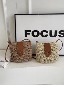 Sacs à bandoulière en paille tressée marron et beige avec lanières en cuir et fermoirs