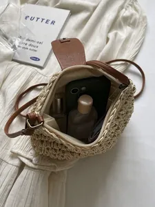 Sac bandoulière en paille pour téléphone avec rabat en cuir et vue intérieure