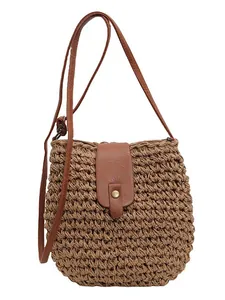 Sac bandoulière en paille tissée avec bandoulière en cuir brun et boucle en métal pour la plage