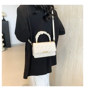 Sac bandoulière crème matelassé avec poignée froncée et détail métallique sur modèle