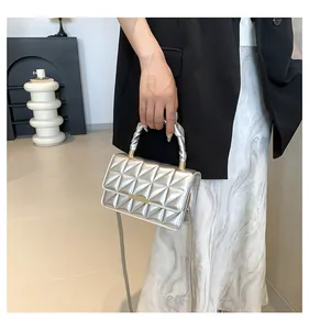 Petit sac à main argenté matelassé avec bandoulière et finitions en métal doré