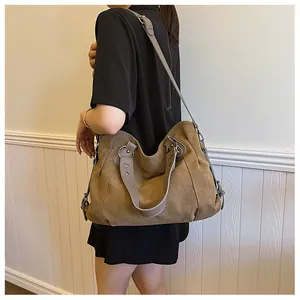 Détail du grand sac cabas en toile marron avec anses grises pour usage quotidien
