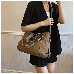 Sac fourre-tout en toile marron avec design plissé et anses en similicuir gris