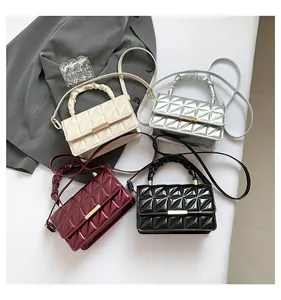 Sacs en cuir verni matelassé en beige, argent, bordeaux et noir avec boucles d'or