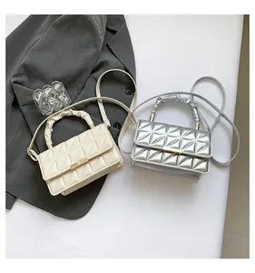 Détails de sacs à main matelassés en cuir verni crème et argent avec fermoir métallique