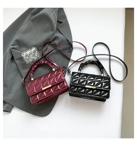 Détails de sacs à main en cuir verni matelassé bordeaux et noir avec poignée plissée