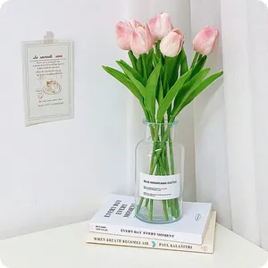 Rosa PU-Tulpen in transparenter Glasvase für elegante Heim- und Bürodekoration