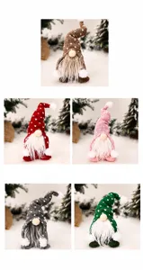 Cinq gnomes de Noël avec chapeaux à pois et barbes blanches présentés en décor de fête hiver