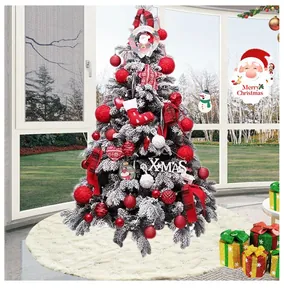 Detail der weißen Kunstfell-Weihnachtsbaumdecke mit Schneeflockenmuster und Geschenken