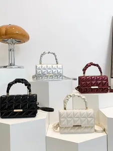 Sac à bandoulière chic en cuir verni matelassé en argent, rouge, noir et blanc