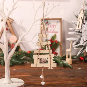 Houten kerstboomhanger met sterren en witte metalen belletjes voor kerstversiering