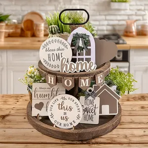 Plateau en bois à deux niveaux style rustique avec signes déco et petites plantes