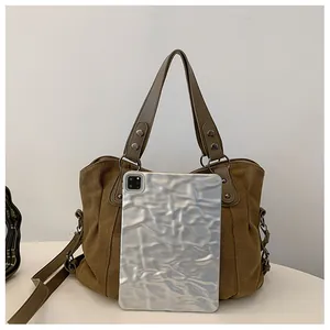 Grand sac à main en cuir marron avec anneau en métal et tablette 11 pouces pour échelle
