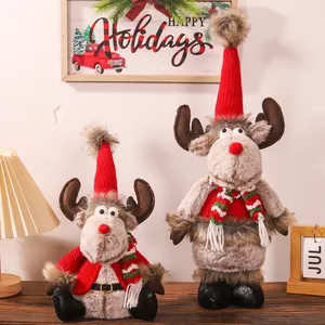 Coppia di renne natalizie in peluche grigio con cappelli e sciarpe in maglia rossa