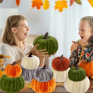 Zucche in velluto assortite in verde, bianco e arancio per decorazioni autunnali