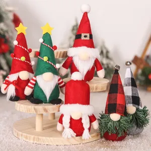 Handgemachtes Weihnachtsgnom-Set mit roten und grünen Hüten für festliche Tischdekoration
