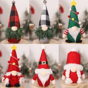 Set aus sechs Weihnachts-Wichteln mit karierten Hüten auf runden Holzsockeln